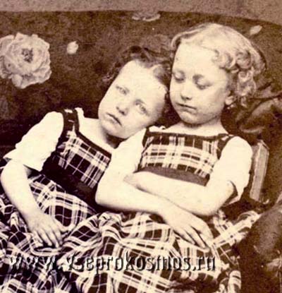 Фото девочки с умершей сестрой