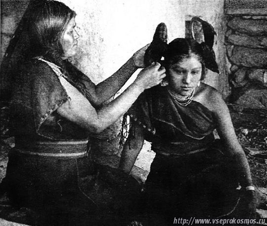 Женщина Хопи делает причёску незамужней девушке