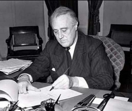 Рузвельт подписывает закон о ленд-лизе